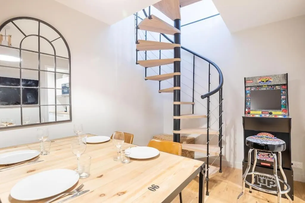 Apartment Enchanting Parisian Residence