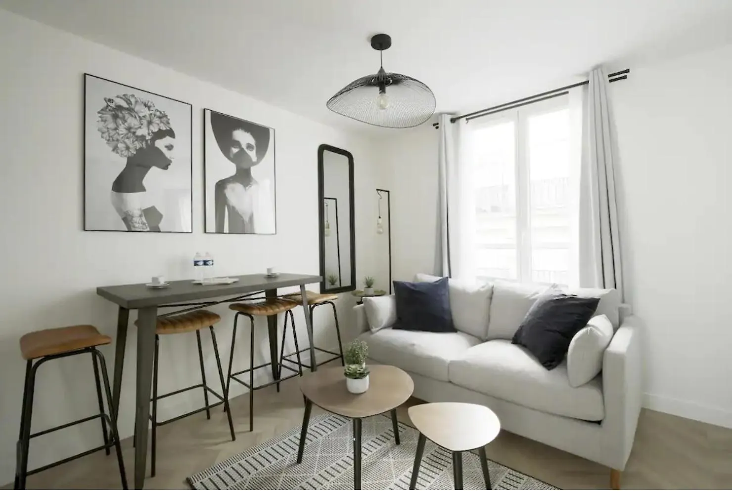Apartment Enchanting Parisian Residence