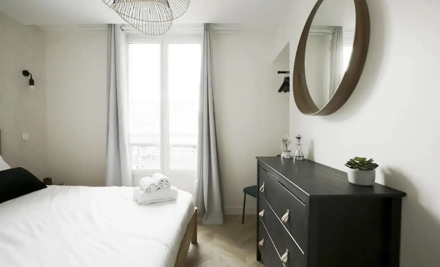 Apartment Enchanting Parisian Residence